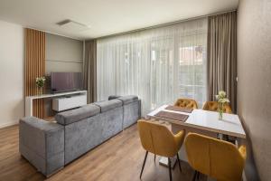 Televízia a/alebo spoločenská miestnosť v ubytovaní Spa Residence Carbona Onyx Deluxe Apartman