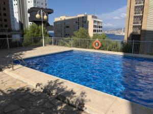 Bazén v ubytování Apartamento El faro de Benidorm nebo v jeho okolí