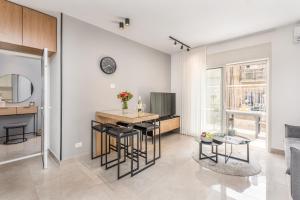 Sjónvarps- og/eða afþreyingartæki á Sea U Jerusalem Mahane Yehuda Apartment Hotel
