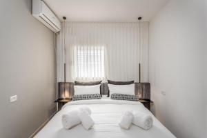 Rúm í herbergi á Sea U Jerusalem Mahane Yehuda Apartment Hotel