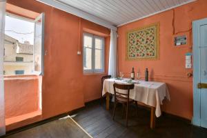 uma sala de jantar com uma mesa e uma janela em Corfu Town Central Apartment em Corfu Town