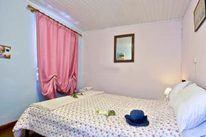 um quarto com uma cama com um chapéu em Corfu Town Central Apartment em Corfu Town