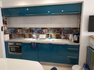A kitchen or kitchenette at superbe appart 4 pers Vue centre port du Cap d'Agde neuf climatisé