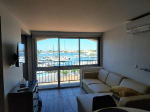 Posezení v ubytování superbe appart 4 pers Vue centre port du Cap d'Agde neuf climatisé