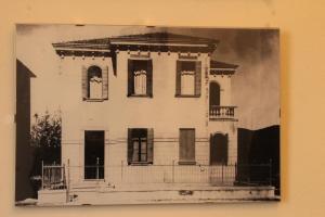 una vecchia foto in bianco e nero di una casa di Ca' D'Agostino a Battaglia Terme