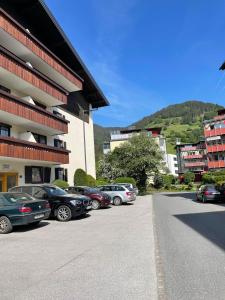 grupa samochodów zaparkowanych przed budynkiem w obiekcie Vidaoro Studio Flat w mieście Zell am See