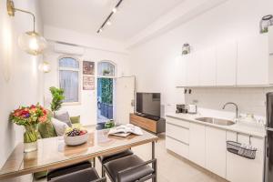 Eldhús eða eldhúskrókur á Sea U Jerusalem Mahane Yehuda Apartment Hotel