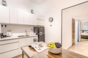 Eldhús eða eldhúskrókur á Sea U Jerusalem Mahane Yehuda Apartment Hotel