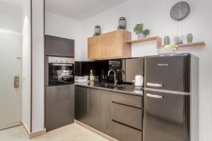 Eldhús eða eldhúskrókur á Sea U Jerusalem Mahane Yehuda Apartment Hotel