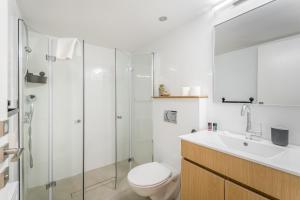 Baðherbergi á Sea U Jerusalem Mahane Yehuda Apartment Hotel