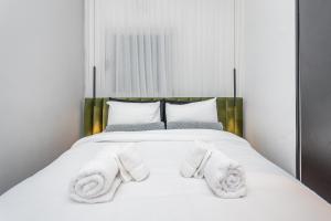 Rúm í herbergi á Sea U Jerusalem Mahane Yehuda Apartment Hotel