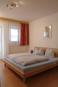 ein Schlafzimmer mit einem großen Bett in einem Zimmer in der Unterkunft Landhaus Stefanie in Mayrhofen