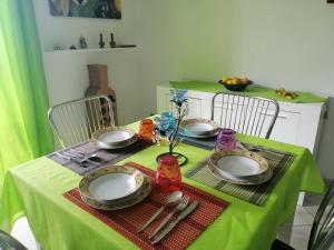 トラッペートにあるCasa del Soleの緑のテーブル(皿、調理器具付)