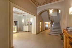 un corridoio con scala in una casa di Hotel Villa Bolgheri a Marina di Castagneto Carducci