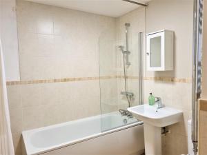 Koupelna v ubytování Central Apartments - Spacious 2 Beds + 15 fotografií