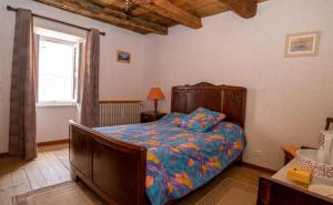 1 dormitorio con cama y ventana en Gite les Cerisiers dans les Gorges du Tarn, en La Cresse