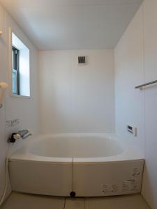 A bathroom at SUMITSUGU HOUSE Atelier Suite