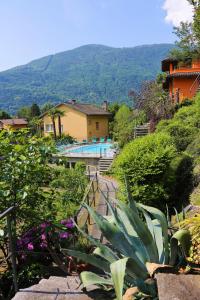 Blick auf ein Haus und einen Pool in der Unterkunft Appartamenti Ferrari Residence in Cannobio