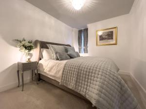 a white bedroom with a bed and a window at Luxury Pitlochry Retreat- Cairngorms Ntl Park Gateway in Pitlochry
