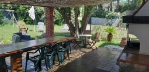 patio z drewnianym stołem i krzesłami w obiekcie Gigaro w mieście La Croix-Valmer