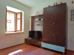 Televízia a/alebo spoločenská miestnosť v ubytovaní Old City Labin Apartman Lino