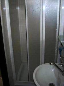 大梅傑爾的住宿－Lacné ubytovanie Veľky Meder，带淋浴和白色盥洗盆的浴室