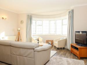 TV a/nebo společenská místnost v ubytování Ocean Watch 5