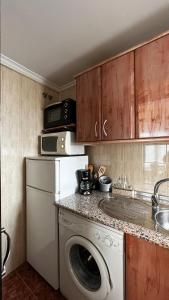 Il comprend une cuisine équipée d'un lave-linge et d'un four micro-ondes. dans l'établissement El Palaero, à La Alberca