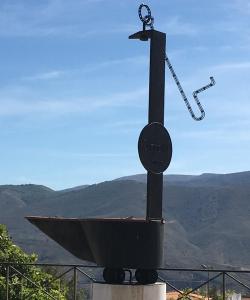una estatua de una bañera con un casco en una montaña en La casa de Paco el Ventero El Secadero, en Almócita