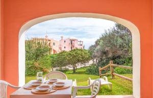 una mesa y sillas con vistas a una casa en Villa 4, en Stintino