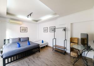 een slaapkamer met 2 bedden en een televisie. bij Room@Gallery Pool Villa in Pattaya South