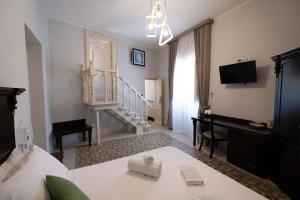 Habitación de hotel con cama y escalera en Hotel Borgo di Ciàula, en Santa Flavia