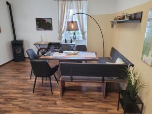 A seating area at BullsLiving Seeapartment 1 AM CORSO