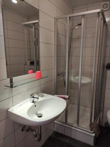 a bathroom with a sink and a shower at Gästehaus Schneider in Brauneberg