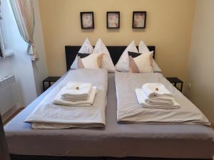 A bed or beds in a room at BullsLiving Seeapartment 1 AM CORSO