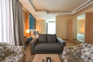 Un lugar para sentarse en Al Mansour Suites Hotel