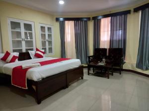 een grote slaapkamer met een groot bed en een tafel bij Bruton resorts in Kodaikānāl +83 foto's