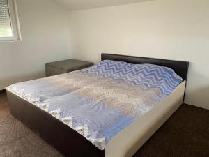 un letto grande in una stanza con una gonna da letto di Castle de Dios a Novi Sad