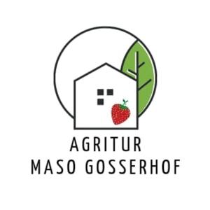ein Logo für ein Mikro-Gewächshaus mit einer Erdbeere darin in der Unterkunft Agritur Maso Gosserhof in Gereut