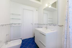 Baño blanco con lavabo y espejo en Villa Lo Pozzo, Anacapri, en Anacapri