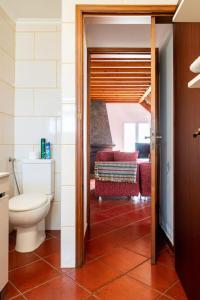 een badkamer met een toilet en een woonkamer bij Country House in Azores - S. Miguel in Ribeira Grande