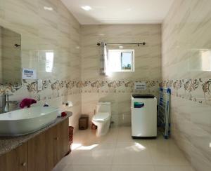 Koupelna v ubytování Blue Sky Self Catering + 37 fotografií