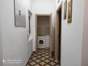 a hallway with a washing machine in a room at Avola Holidays in Avola