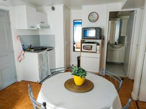 Kuchyň nebo kuchyňský kout v ubytování Place d'Arradon