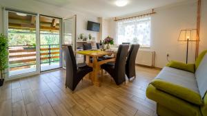 Posezení v ubytování Holiday Home "Sleme" with jacuzzi, big garden and arbor with fireplace