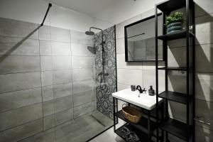 A bathroom at Best Apartman Lelle