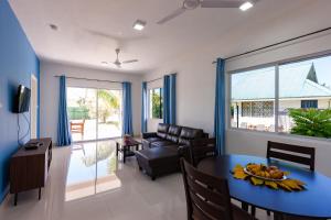 Ruang duduk di Blue Sky Self Catering