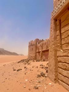 Ein Gebäude mitten in der Wüste. in der Unterkunft Wadi Rum POLARIS camp in Wadi Rum