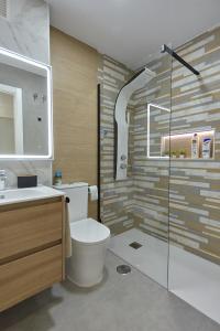 een badkamer met een toilet, een wastafel en een douche bij APTARTAMENTO DOÑANA RECIEN REFORMADO Parking gratis in Sanlúcar de Barrameda