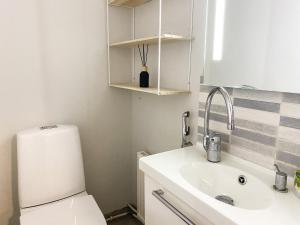 a bathroom with a toilet and a sink at Maalaistalo maatilamiljöössä in Haapavesi +15 photos